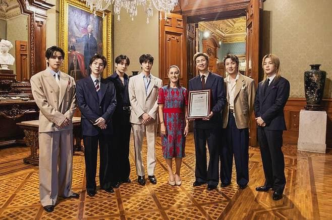 BTS를 대통령 궁으로 초대한 멕시코 대통령